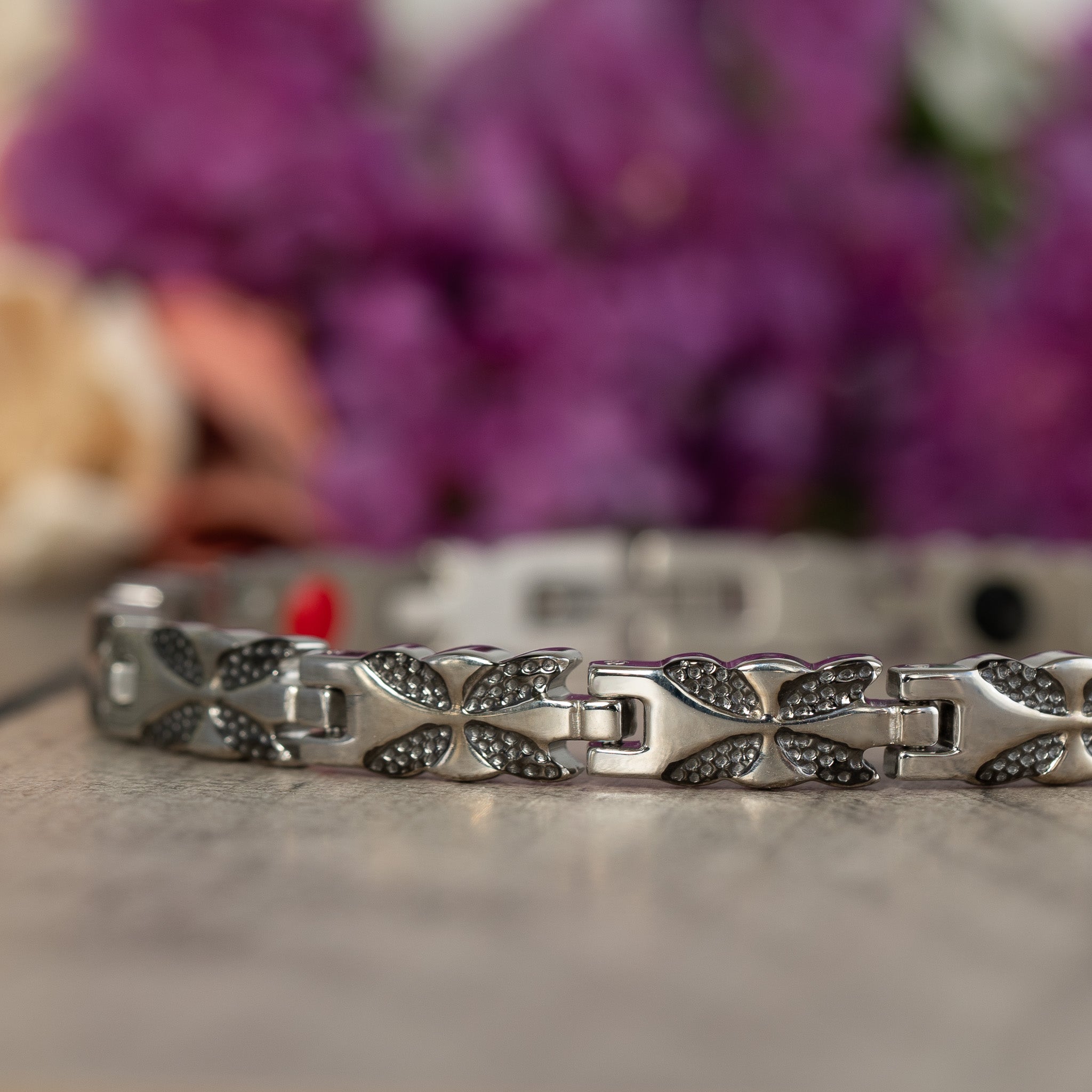 Magnetic Mobility Meadowsweet Night 4in1 Magnetic Bracelet – side view – silver and black textured links.
