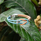 Meninas Bonitas Cork Knot Design Handmade Bracelet 17x2cm – detail – close-up of the light blue cork cord variant displayed against a natural leaf background.