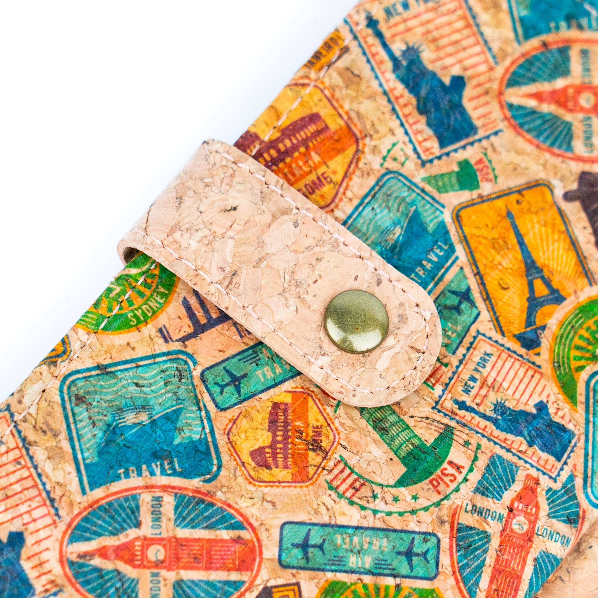 Meninas Bonitas Cork "Travel Impressions" Slim Wallet 17x9cm – zoom view – natural cork wallet with a vintage stamp pattern including the Statue of Liberty and Eiffel Tower.